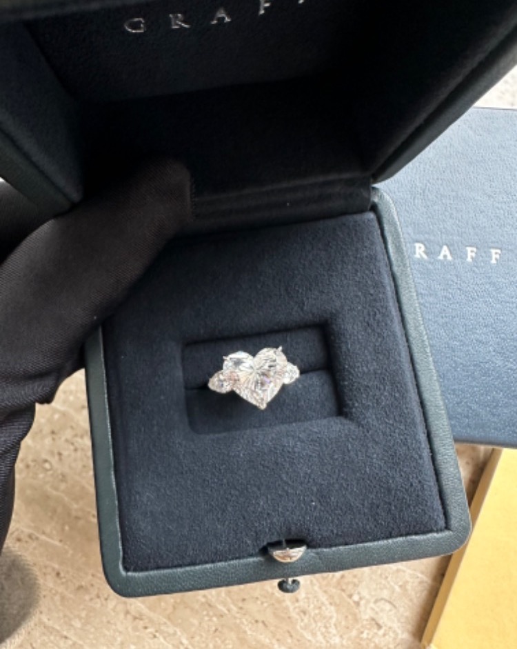 Кольцо Graff Promise Heart Shape Diamond Engagement Ring 5 01ct H/VS2