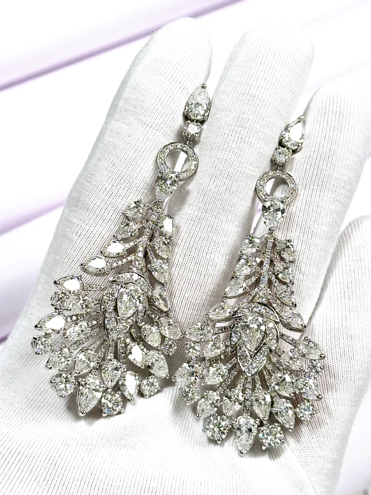 Серьги Graff White Round and Pearshape Diamond Feather Motif Earrings