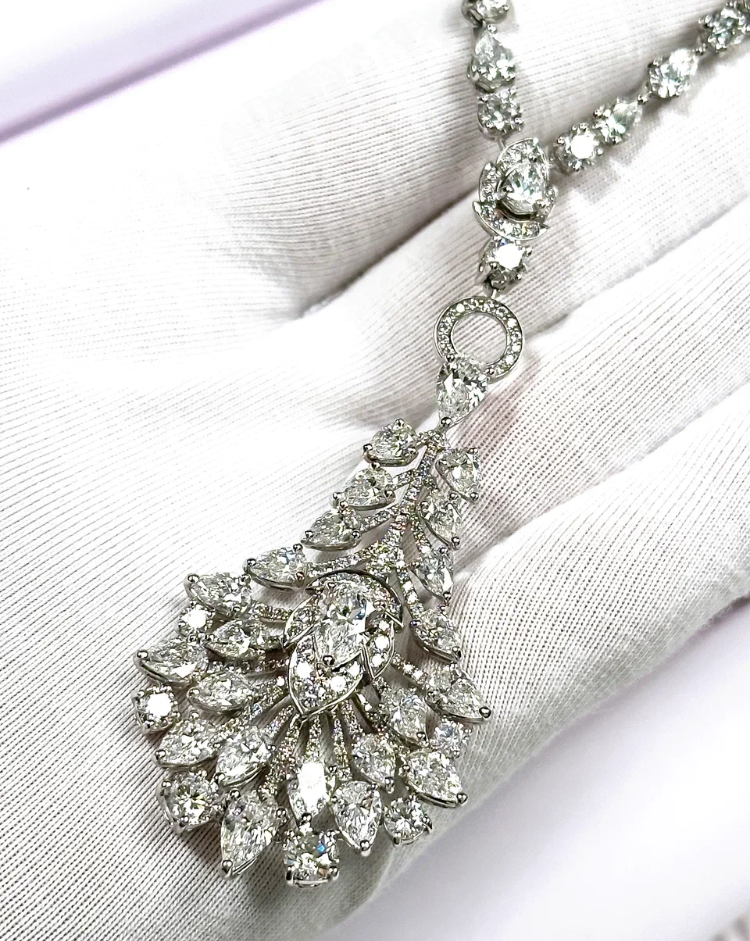 Колье Graff White Round and Pearshape Diamond Feather Motif Necklace